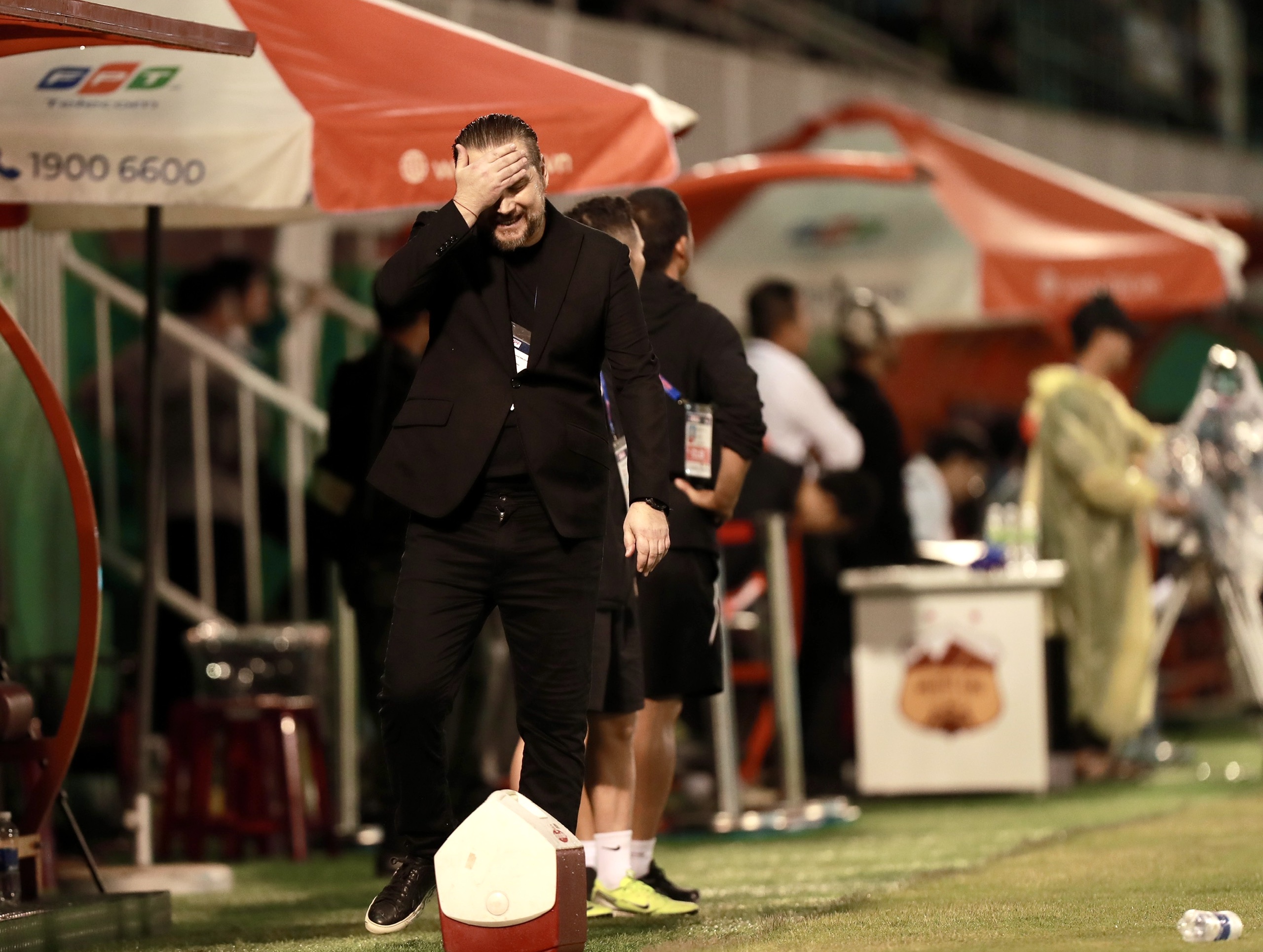 HAGL lại 'át vía' HLV Popov, bất ngờ đánh bại Thể Công Viettel: Chiến thắng đầu tiên quý hơn vàng - Ảnh 1.