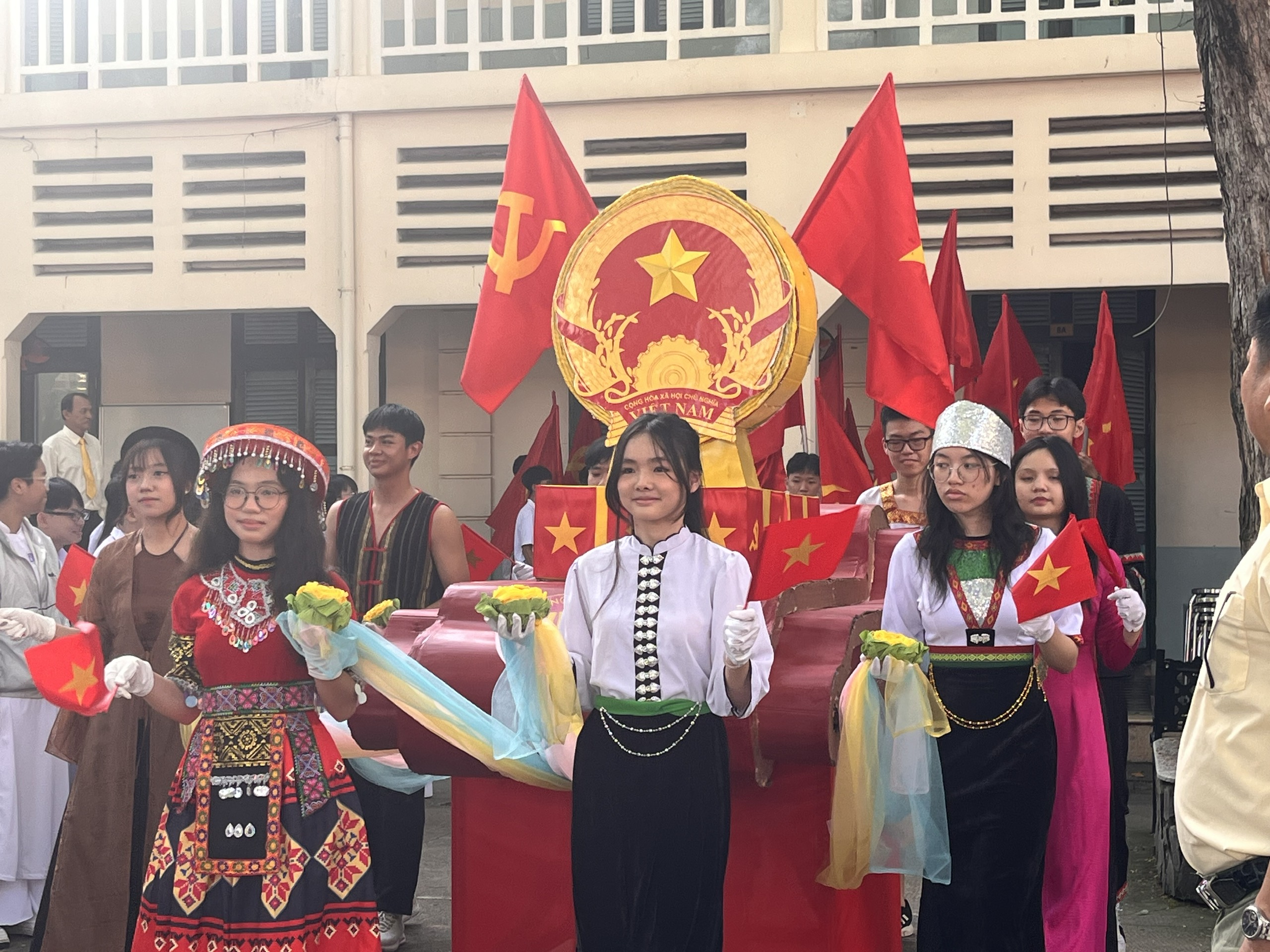 'Chiến trường không khói lửa': Bồi đắp tính kỷ luật, tình yêu nước cho học sinh - Ảnh 1.