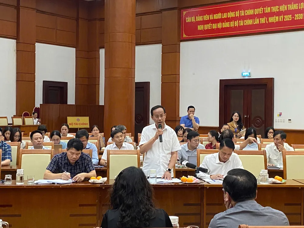 Ông Lưu Đức Huy, Cục trưởng Cục Quản lý, giám sát chính sách thuế, phí và lệ phí (Bộ Tài chính) thông tin về việc nghiên cứu thuế bất động sản. Ảnh: MINH TRÚC bất động sản.jpg