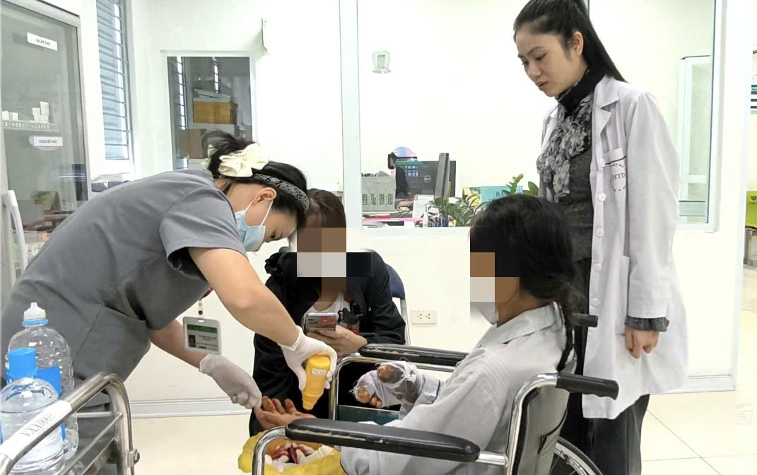 Cho chó béc giê ăn, người phụ nữ bị cắn giập nát bàn tay - Ảnh 1.