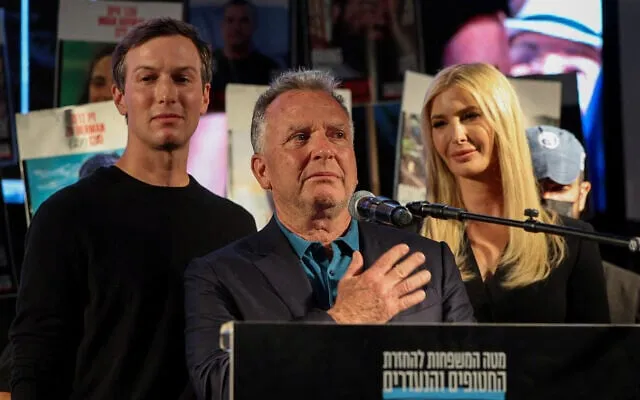 Đặc phái viên Mỹ về Trung Đông Steve Witkoff (giữa), con gái ông Trump - bà Ivanka Trump và chồng là ông Jared Kushner tại Tel Aviv ngày 11-10. Ảnh: AFP