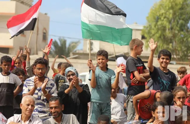 Người dân Dải Gaza ăn mừng thoả thuận ngừng bắn ngày 9-10. Ảnh: UPI Người dân Dải Gaza ăn mừng thoả thuận ngừng bắn ngày 9-10. Ảnh: UPI