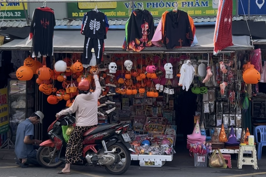 Chờ khách cuối mua Halloween - Ảnh 4.