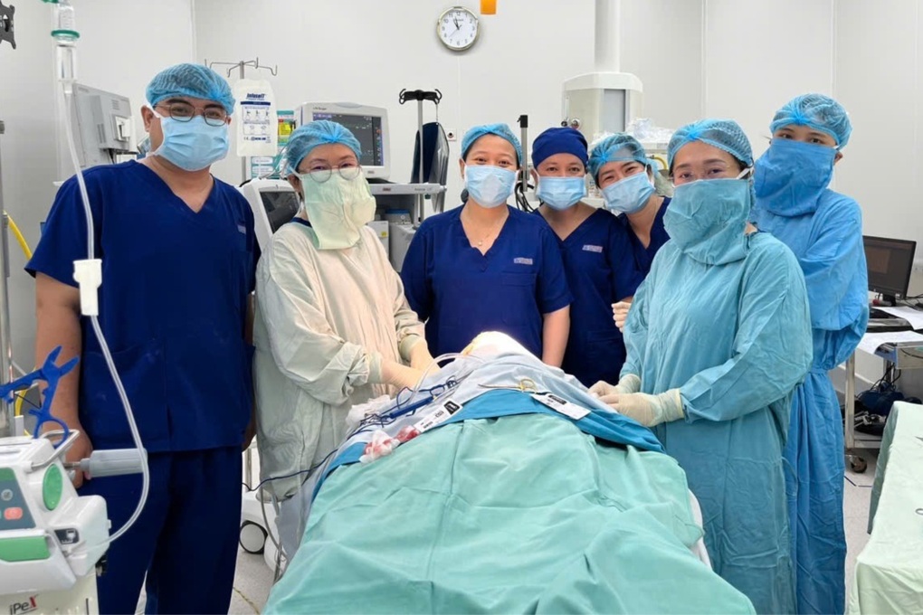 Chơi trước nhà, bé trai 5 tuổi bị chó béc-giê cắn biến dạng mặt nặng nề - 1