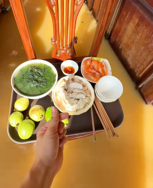 Chồng Bắc Ninh lội nước lũ lịch sử nấu "cơm cữ của Hoàng hậu" hút triệu view - Ảnh 2.