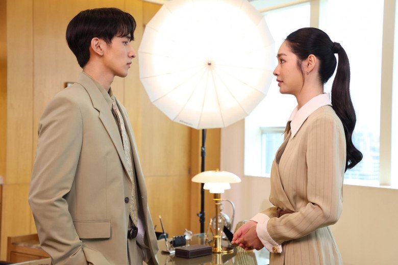 Chồng cũ tự nhiên gửi quà 20/10 đắt đỏ, tôi mang đến trả lại thì bủn rủn khi nghe được câu chuyện sau cánh cửa- Ảnh 1.