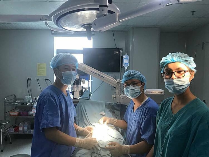 Bác sĩ phẫu thuật cho bệnh nhân. Ảnh: Bác sĩ cung cấp