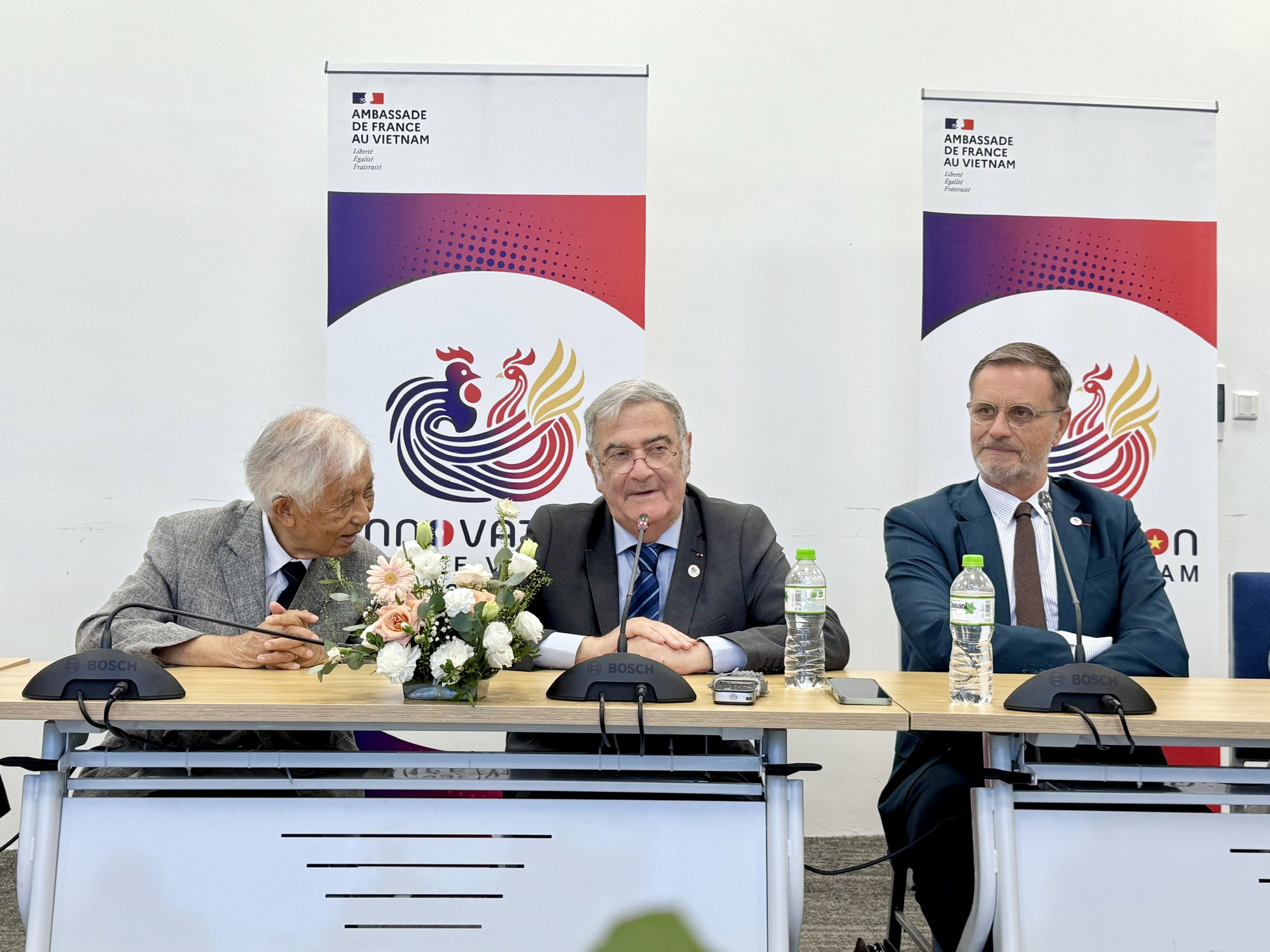 Chủ nhân Nobel Vật lý 2012 dặn sinh viên Việt Nam: 'Hãy nghiên cứu điều mình tin là đúng' - Ảnh 1.