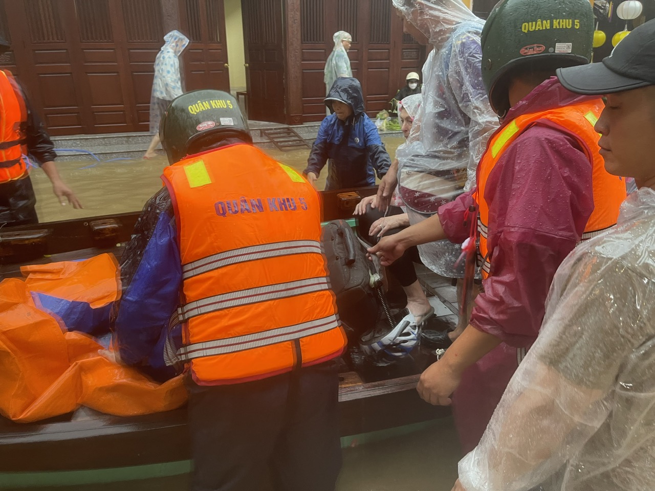 Chủ tịch Đà Nẵng chỉ đạo ứng phó mưa lũ và sạt lở đất cấp bách - Ảnh 1.