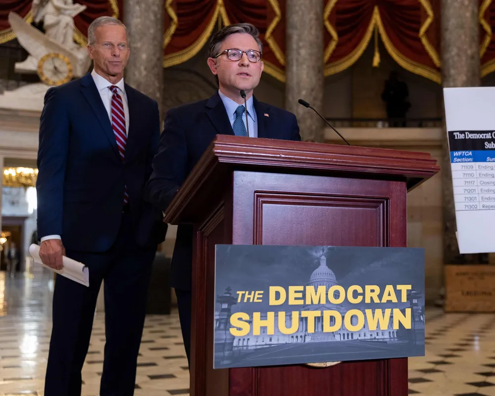 Chủ tịch Hạ viện Mỹ Mike Johnson (đứng trước). Ảnh: Nathan Posner/Shutterstock Chủ tịch Hạ viện Mỹ đóng cửa chính phủ.jpg