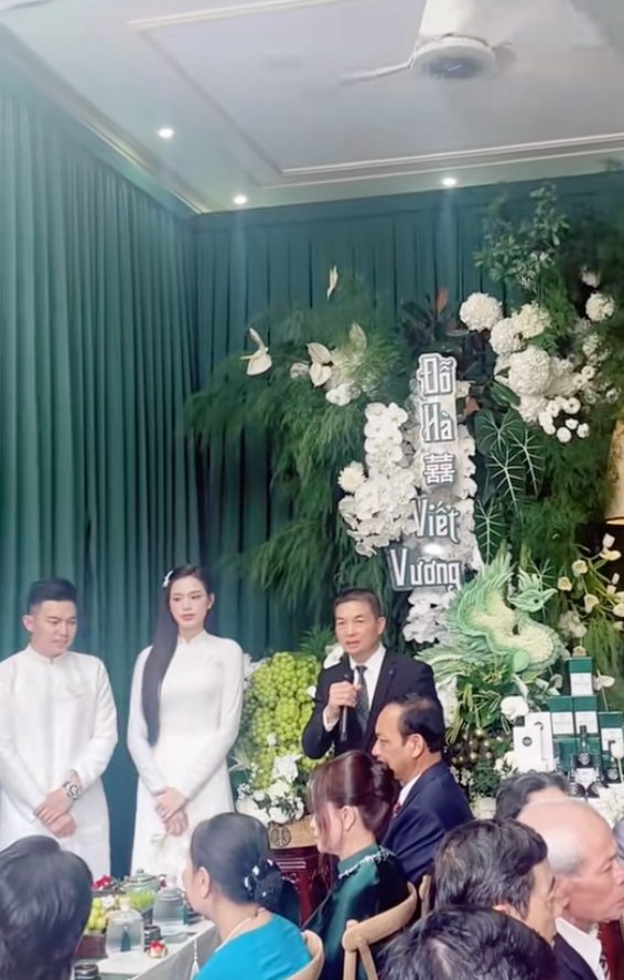 Chủ tịch tập đoàn Sơn Hải và phu nhân gây sốt - Ảnh 4.