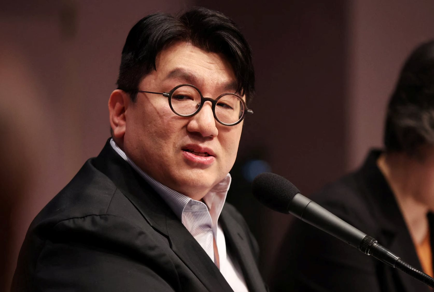 Nóng: Chủ tịch công ty quản lý BTS bị cấm xuất cảnh- Ảnh 1.