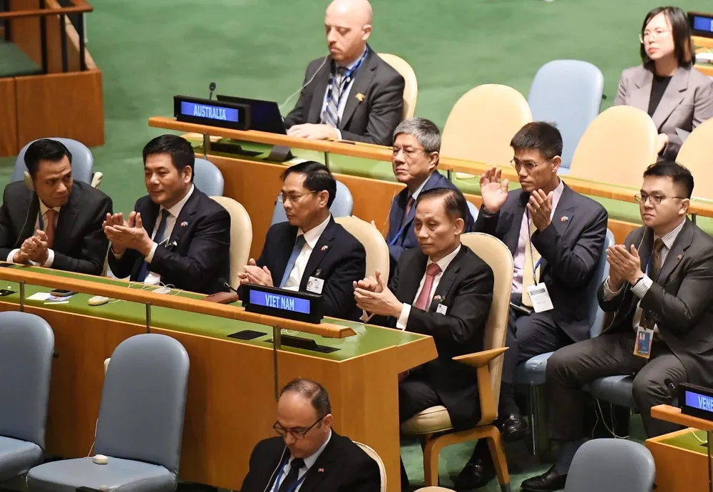 Thành viên đoàn Việt Nam tham dự Phiên Thảo luận chung cấp cao Đại hội đồng LHQ khoá 80. Ảnh: TTXVN Chủ tịch nước Lương Cường mời các quốc gia đến Việt Nam dự Lễ mở ký Công ước Hà Nội