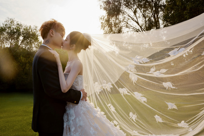 Chủ tịch và nàng thơ hot nhất showbiz đã chính thức công khai ảnh cưới, "đám cưới thế kỷ" sắp diễn ra - Ảnh 1. Chủ tịch và nàng thơ hot nhất showbiz đã chính thức công khai ảnh cưới, "đám cưới thế kỷ" sắp diễn ra - Ảnh 1.