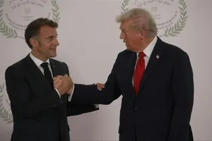 VIDEO: Những cái bắt tay thương hiệu của ông Trump tại Thượng đỉnh vì hòa bình ở Ai Cập