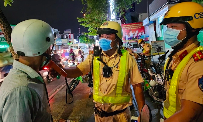 Cảnh sát giao thông kiểm tra nồng độ cồn tài xế. Ảnh: Đình Văn