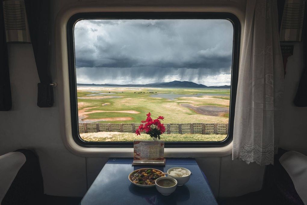 Chuyến tàu kỳ lạ ở Trung Quốc: Hành khách phải thở oxy, tự lau cửa kính - 2