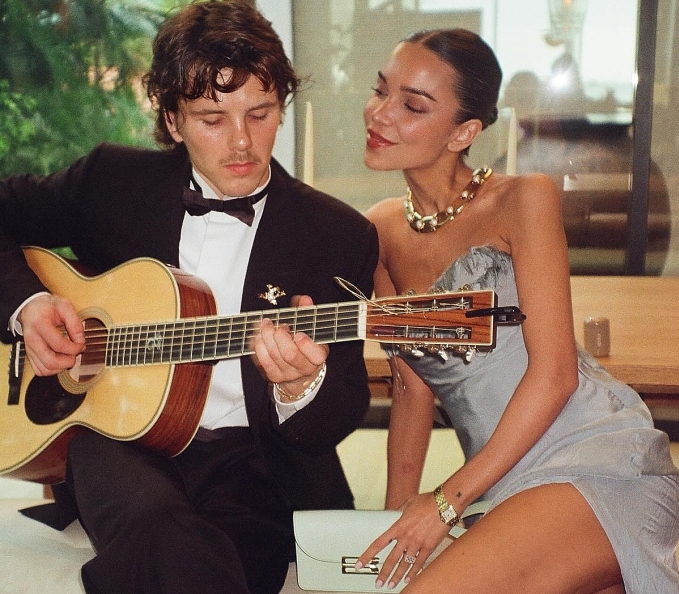 Cruz Beckham và bạn gái trong tiệc mừng sinh nhật sớm của bố anh - cựu danh thủ David Beckham - hồi tháng 4. Ảnh: Instagram/ Jackie Apostel