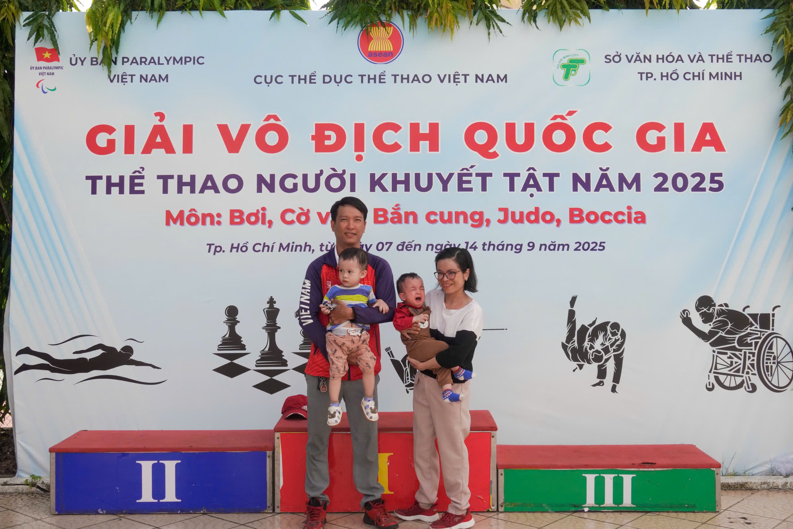 Chuyện tình của đôi vợ chồng vàng đường bơi khuyết tật 1 Vượt lên nghịch cảnh: Chuyện tình của đôi vợ chồng vàng đường bơi khuyết tật - Ảnh 1.