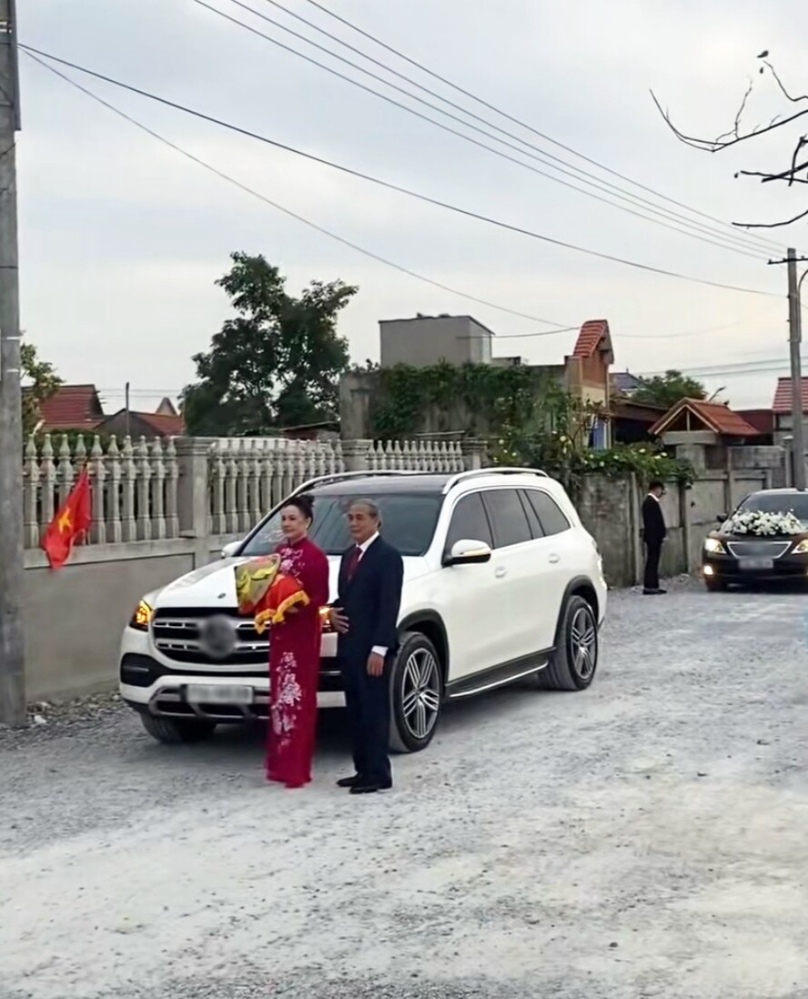 Đoàn nhà trai lái siêu xe đến Thanh Hóa rước dâu.