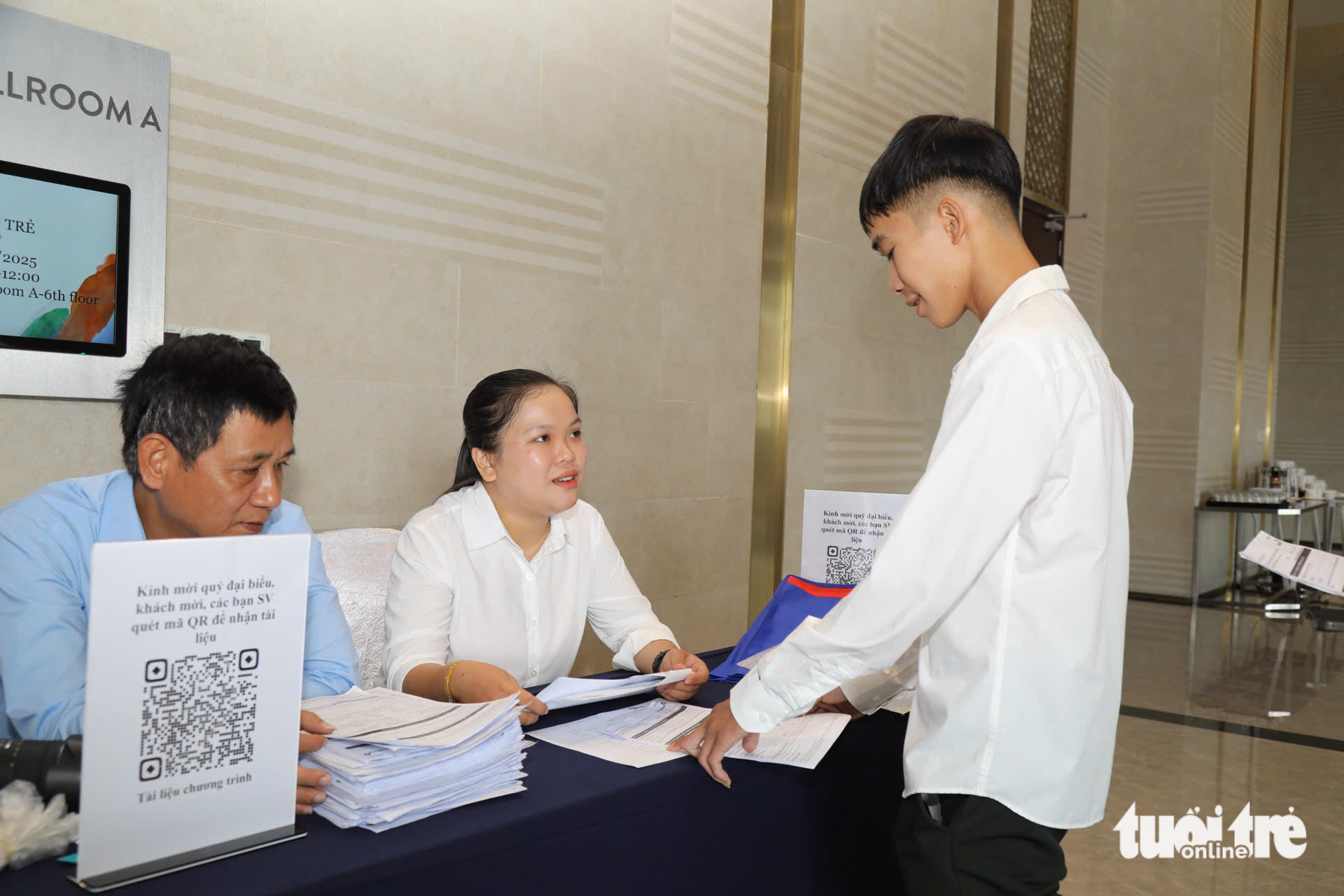 'Cô gái 4 lần đeo tang' làm tình nguyện viên tại lễ trao học bổng Tiếp sức đến trường  - Ảnh 1.