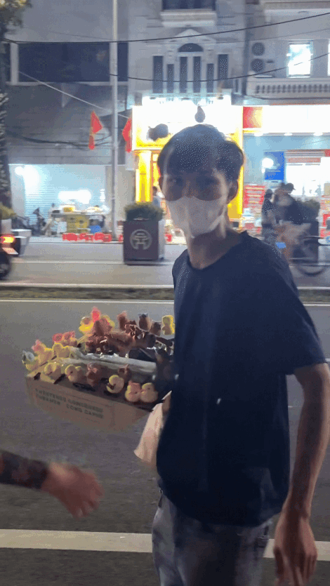 Cô gái bị người lạ tấn công, nhổ nước bọt ở Hồ Gươm, còn bị nói: "Vì xinh nên mới bị thế" - Ảnh 2.