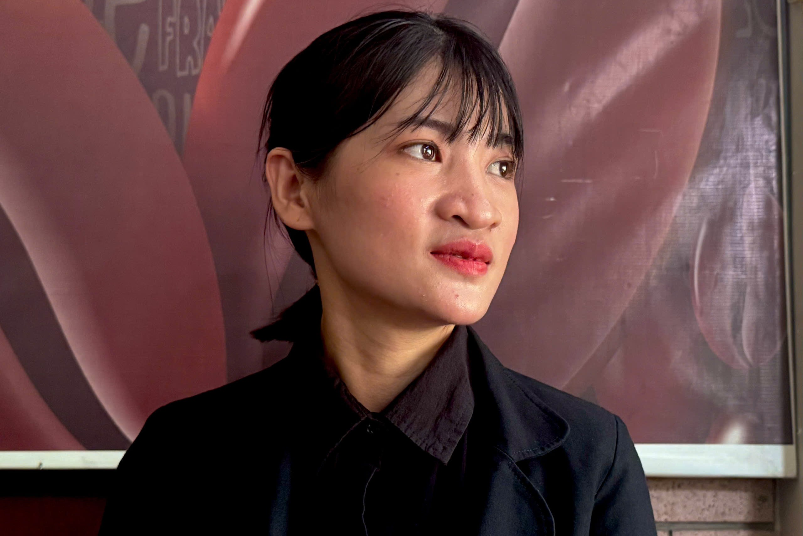 Nghề làm đẹp cho người chết: Cô gái mồ côi vào nghề từ tuổi 14- Ảnh 1.