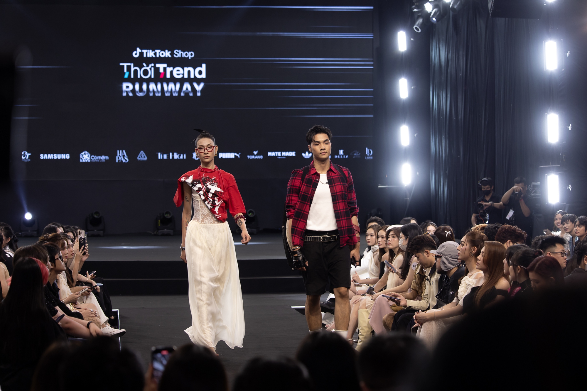 Sướng như nhà bán hàng TikTok Shop: Có luôn runway riêng để khoe trend- Ảnh 1.