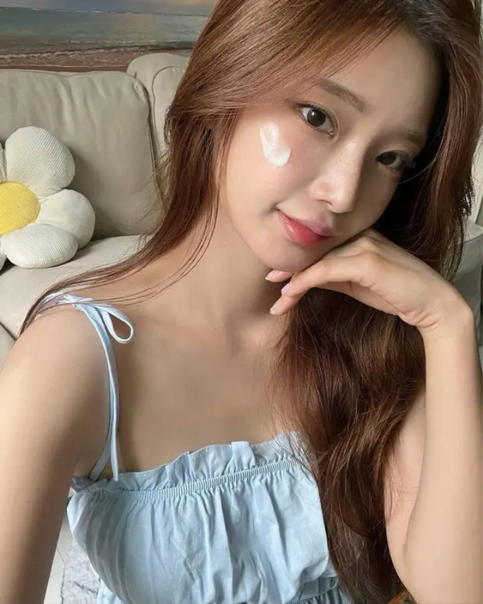 Có nên bôi kem chống nắng vào ban đêm? Sự thật nhiều người vẫn hiểu sai khiến da yếu đi từng ngày - 1