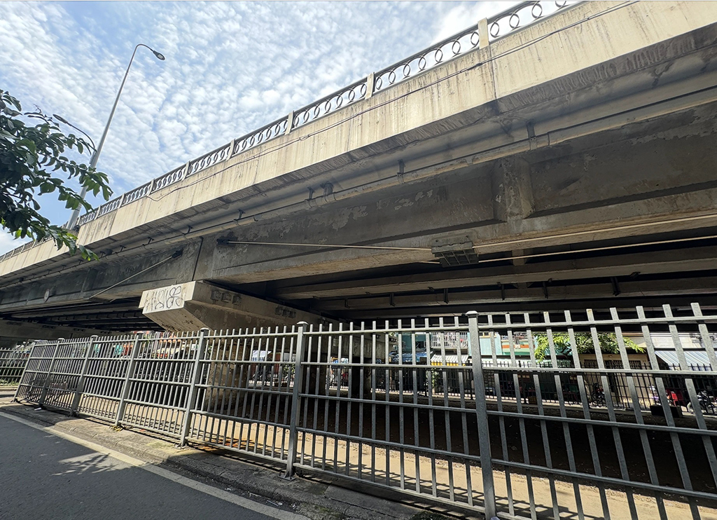 Có nên tận dụng gầm cầu làm bãi đậu xe?- Ảnh 1.