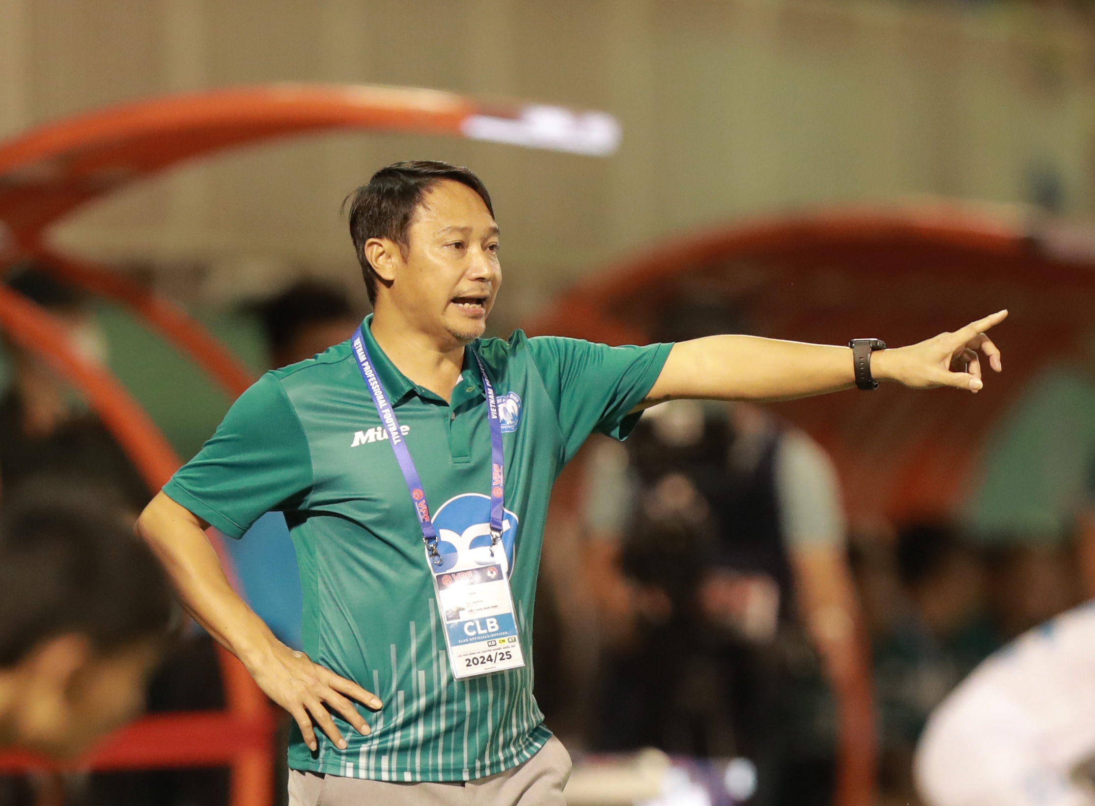 'Cối xay' V-League khắc nghiệt, càng giúp HLV nội lên tay?- Ảnh 1. 'Cối xay' V-League khắc nghiệt, càng giúp HLV nội lên tay?- Ảnh 1.