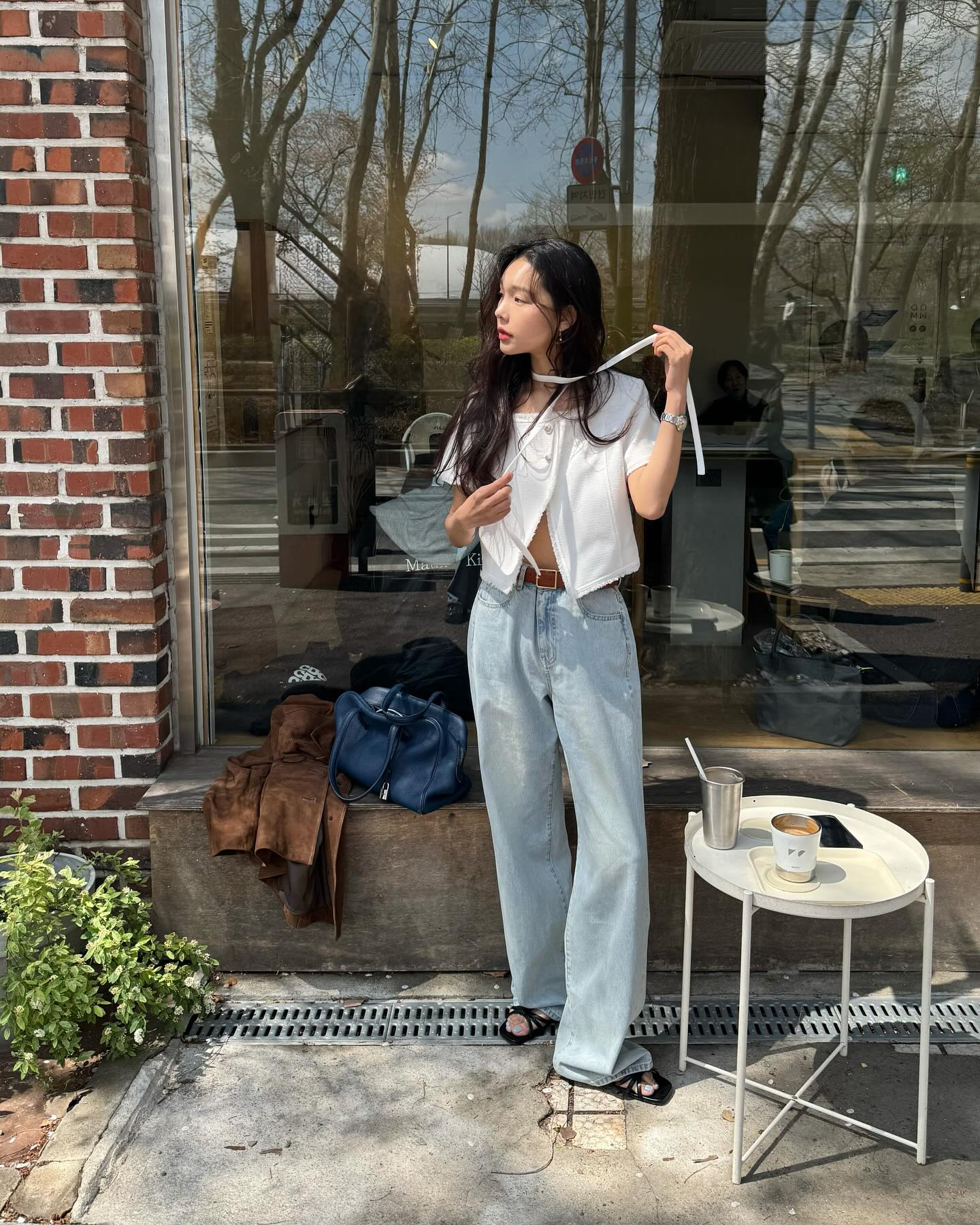 Áo trắng và quần jeans xanh: Combo đẹp nhất mùa thu giúp vẻ ngoài trông sang trọng và hack tuổi trong tích tắc- Ảnh 1.