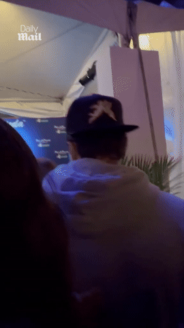 Con cả nhà Beckham phản ứng cực gắt, quay lưng bỏ đi khi được hỏi về mẹ - Victoria- Ảnh 1. Con cả nhà Beckham phản ứng cực gắt, quay lưng bỏ đi khi được hỏi về mẹ - Victoria- Ảnh 1.