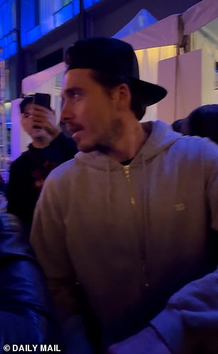 Con cả nhà Beckham phản ứng cực gắt, quay lưng bỏ đi khi được hỏi về mẹ - Victoria- Ảnh 2. Con cả nhà Beckham phản ứng cực gắt, quay lưng bỏ đi khi được hỏi về mẹ - Victoria- Ảnh 2.