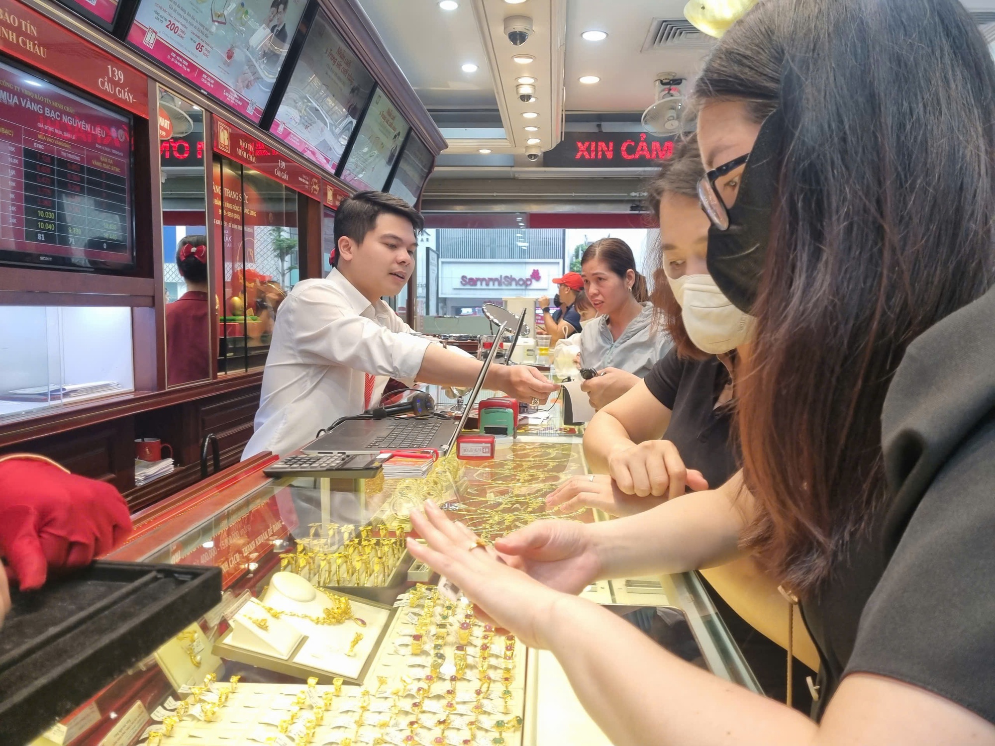 'Cơn địa chấn' khiến người mua vàng lỗ nặng- Ảnh 1. 'Cơn địa chấn' khiến người mua vàng lỗ nặng- Ảnh 1.