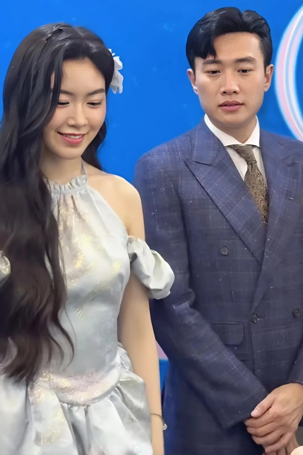 Con gái Quyền Linh rộ tin hẹn hò vì khoe ảnh nắm tay một ca sĩ, ngoại hình điển trai từng thi "The Voice Kids" 6 Trước đó, Lọ Lem từng vướng tin đồn hẹn hò với diễn viên Quốc Trường.