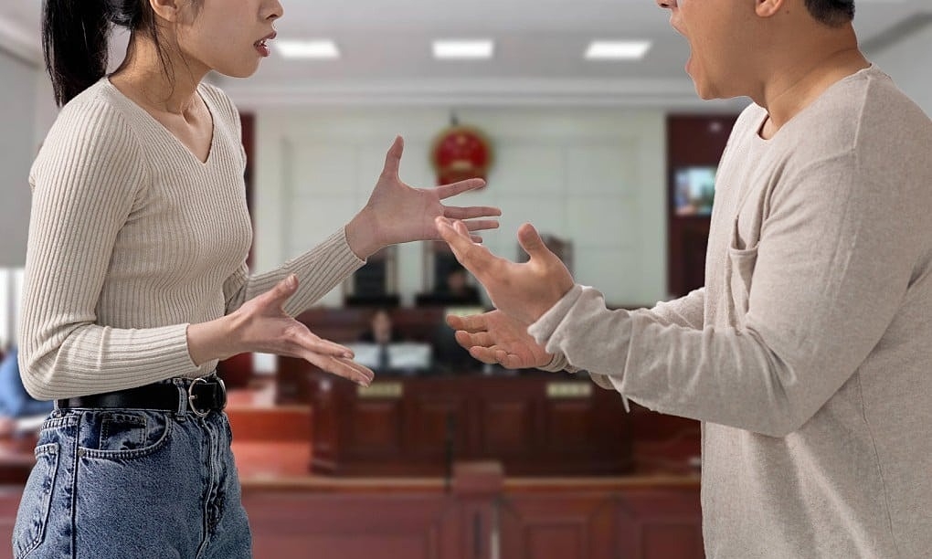 Con gai kien bo doi ban nha de di du