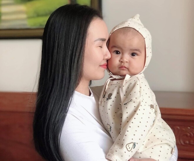 Con gái lai Ấn nhà Võ Hạ Trâm thuộc bài hát yêu nước của mẹ, 4 tuổi đã điệu đà, sở hữu mái tóc đen dài 1 Con gái lai Ấn của Võ Hạ Trâm tên Moon, sinh năm 2021.