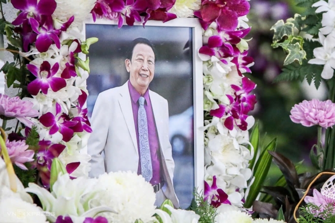 Di ảnh nhạc sĩ Thế Hiển ở lễ tang. Ảnh: Cát Tiên