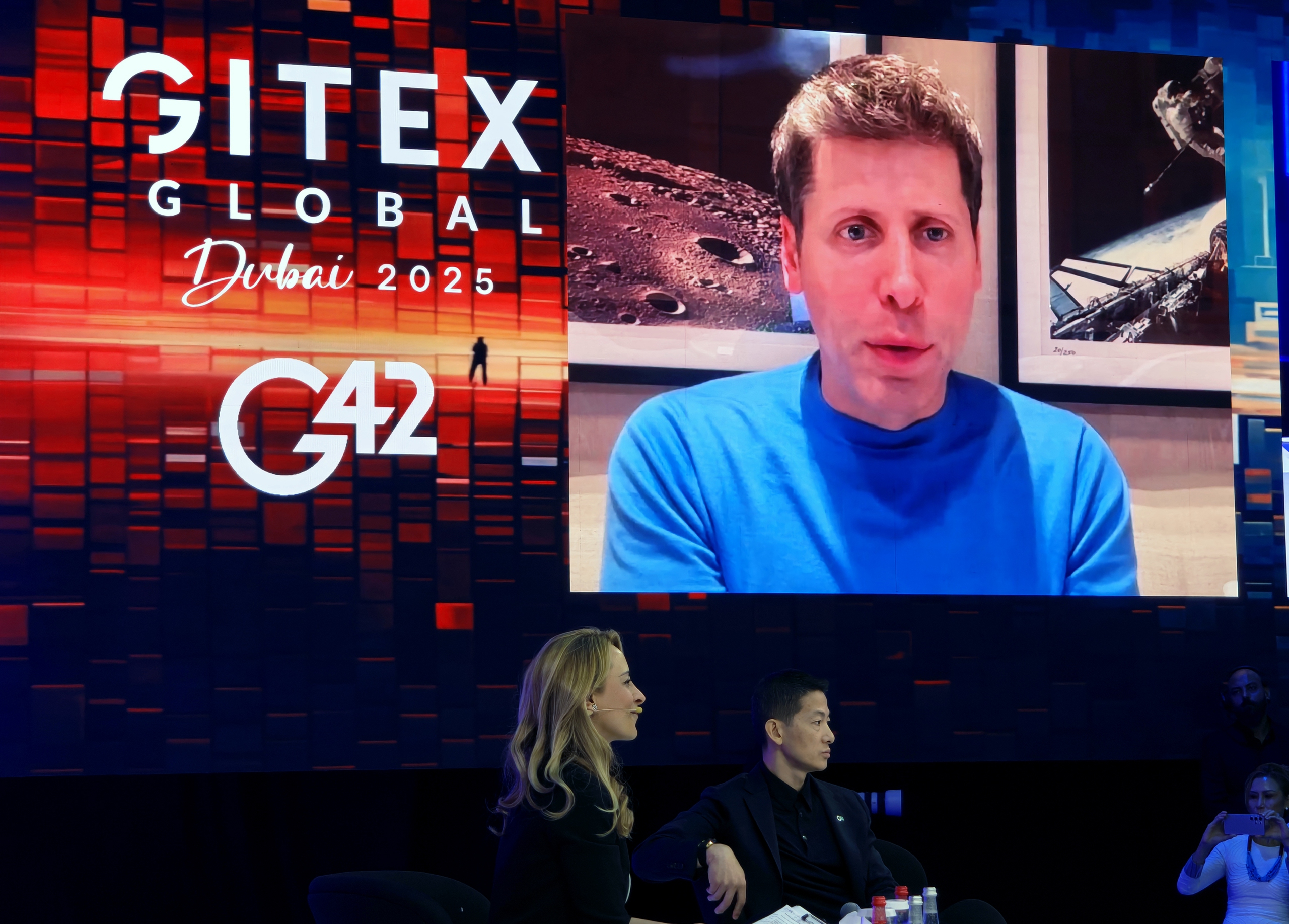 CEO OpenAI: 'Con người phụ thuộc AI để làm việc hiệu quả' - Ảnh 1. CEO OpenAI: 'Con người phụ thuộc AI để làm việc hiệu quả' - Ảnh 1.