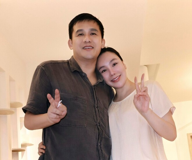 Con trai 2 tuổi của Hồ Quỳnh Hương hành động bất ngờ tặng bố mẹ, vợ chồng nữ ca sĩ khoe vẻ giản dị trong biệt thự 1 Con trai bất ngờ trở thành nhiếp ảnh gia, cầm máy chụp ảnh cho bố mẹ.