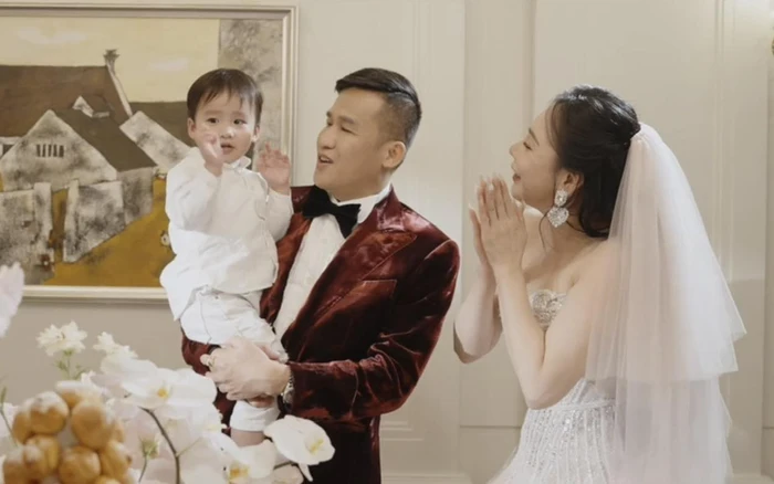 Con trai 2 tuổi của Hồ Quỳnh Hương hành động bất ngờ tặng bố mẹ, vợ chồng nữ ca sĩ khoe vẻ giản dị trong biệt thự 2 Bé Táo mới 2 tuổi nhưng đã rất tình cảm, có hành động khiến bố mẹ xúc động.