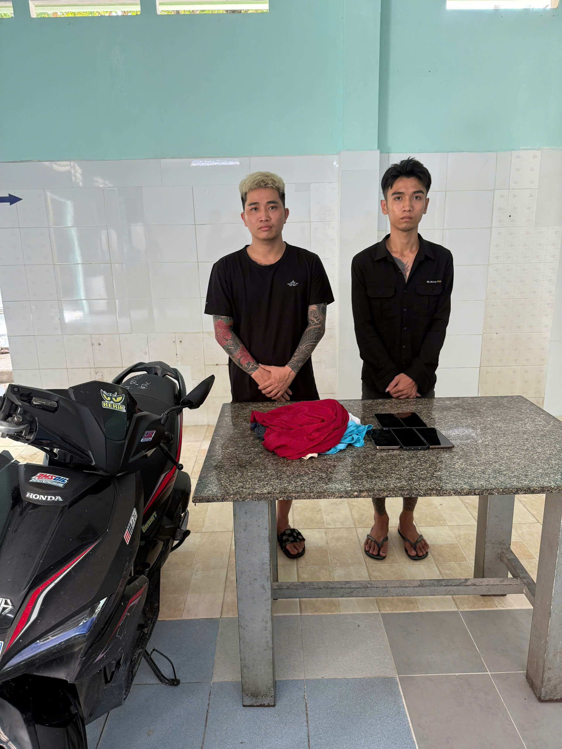 Công an TP HCM bắt khẩn cấp 2 TikToker 1 Công an TP HCM bắt khẩn cấp 2 TikToker - Ảnh 1.