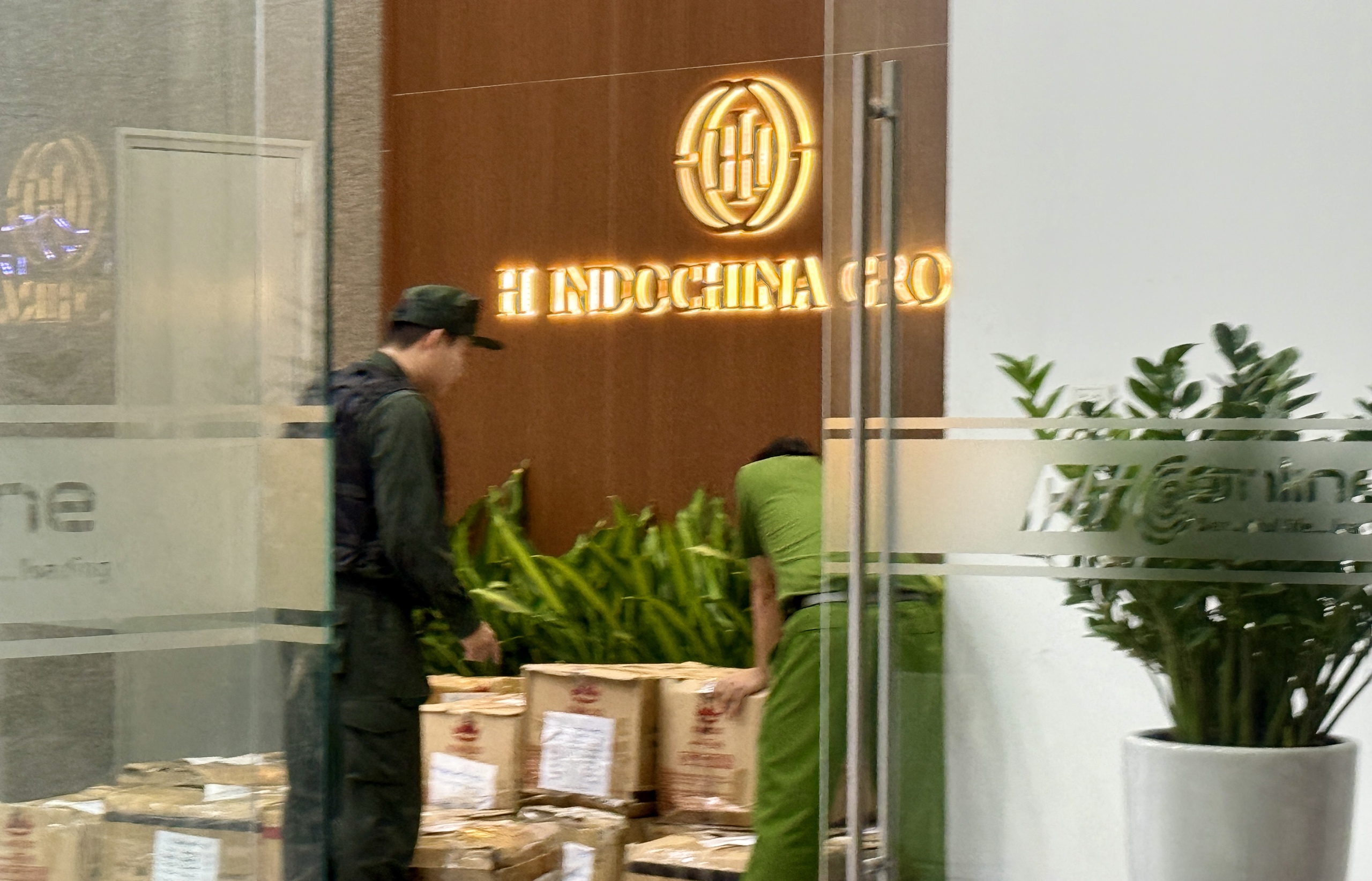 Công an đưa hàng chục thùng carton đi khỏi toà nhà có trụ sở công ty của Shark Bình - Ảnh 1.