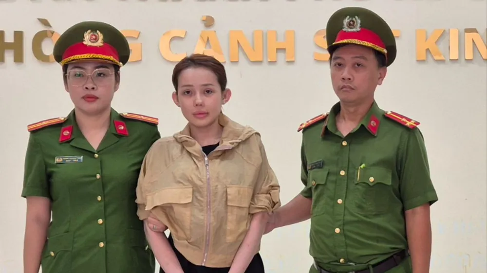 Cùng ngày, Công an TP.HCM đã khởi tố, bắt giam Ngân để điều tra hành vi sản xuất, buôn bán hàng giả là thực phẩm. Ảnh: CA ngan-98-bi-cong-an-tp-hcm-bat-giam-ve-hanh-vi-san-xuat-buon-ban-hang-gia-la-thuc-pham (4).jpg