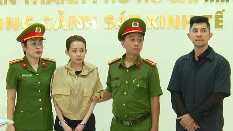 Công an bắt Ngân 98 và làm việc với Lương Bằng Quang cùng nhiều người liên quan để làm rõ vai trò. Ảnh: CA Công an triệu tập mẹ ruột của Ngân 98, làm rõ vai trò của bố ruột và nhiều người liên quan