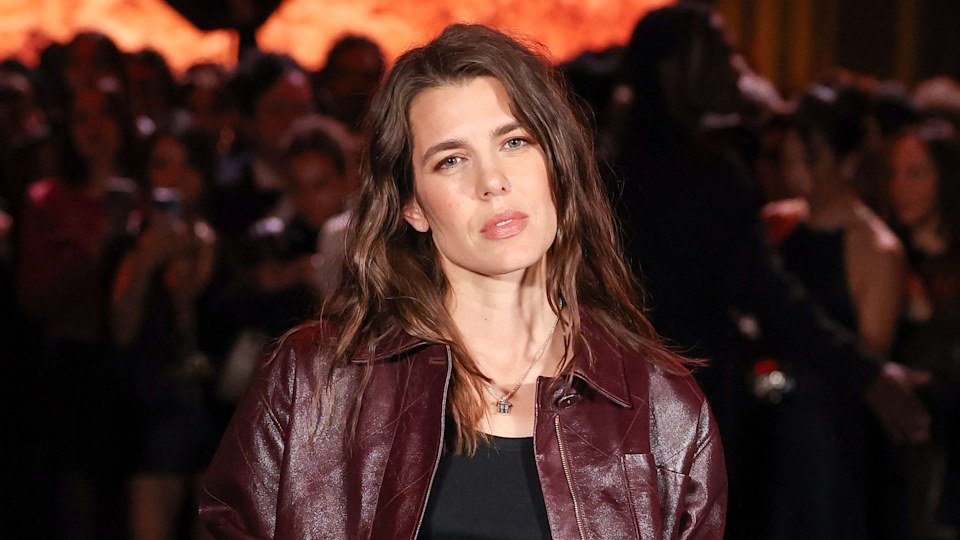 Công chúa Monaco hóa thân thành bà ngoại tại Tuần lễ thời trang Paris- Ảnh 1.