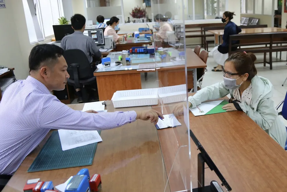 Người dân làm thủ tục công chứng tại TP.HCM. Ảnh: HOÀNG GIANG Bỏ công chứng.jpeg