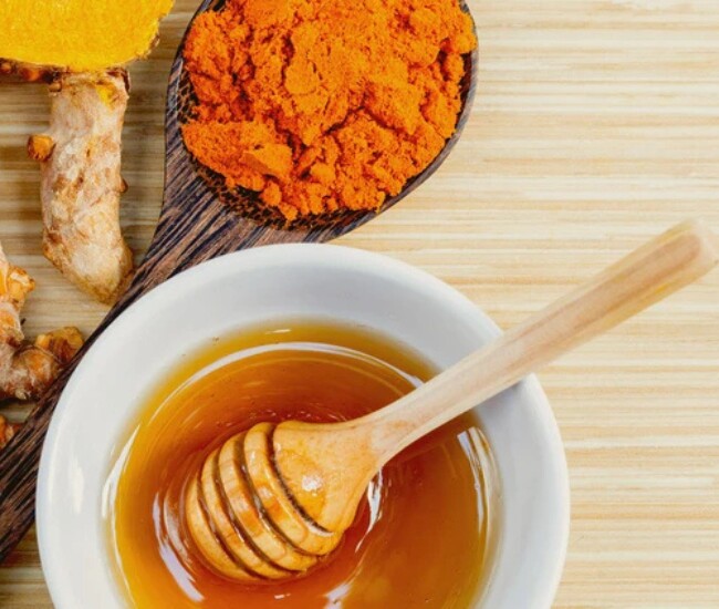 Nghệ và mật ong là hai nguyên liệu làm đẹp tự nhiên được phụ nữ Á Đông tin dùng suốt nhiều thế kỷ, giúp da sáng khỏe, ít bắt nắng và giữ dáng thon gọn hiệu quả.