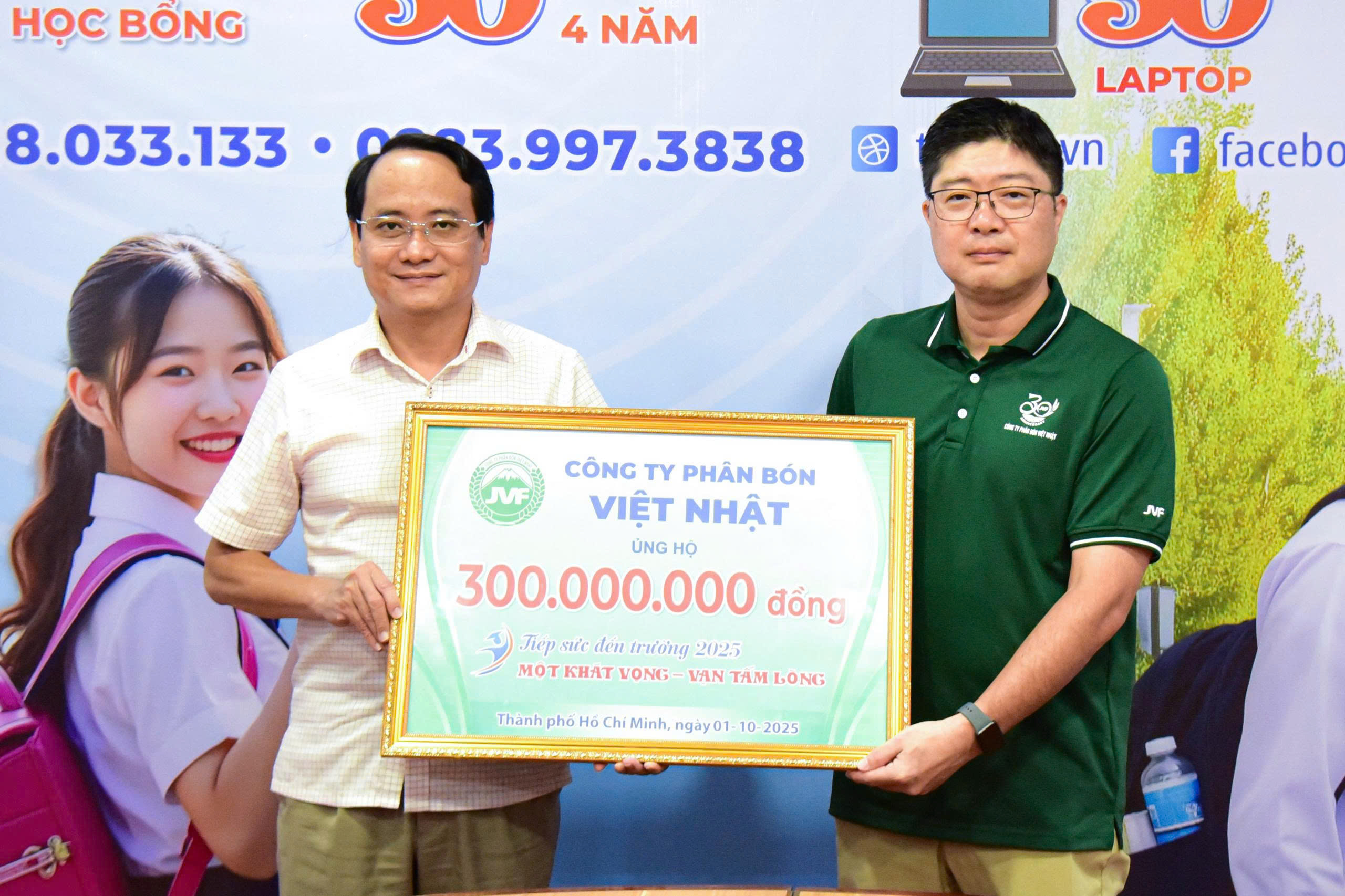 Công ty phân bón Việt Nhật trao Tuổi Trẻ 300 triệu Tiếp sức đến trường: Tân sinh viên, đừng bỏ cuộc! 1 Công ty phân bón Việt Nhật trao Tuổi Trẻ 300 triệu Tiếp sức đến trường: Tân sinh viên, đừng bỏ cuộc! - Ảnh 1.